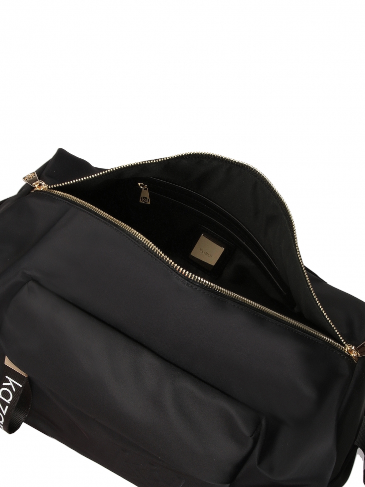 Czarna sportowa torba na ramię z recyklingu