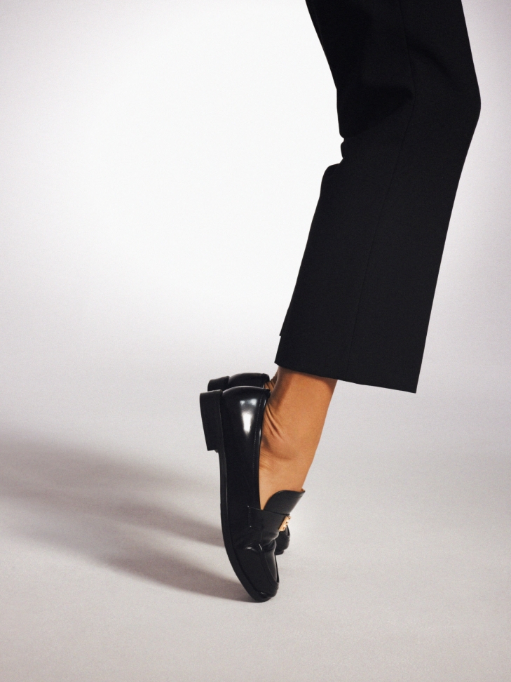 Lekkie wsuwane półbuty z biżuteryjną ozdobą