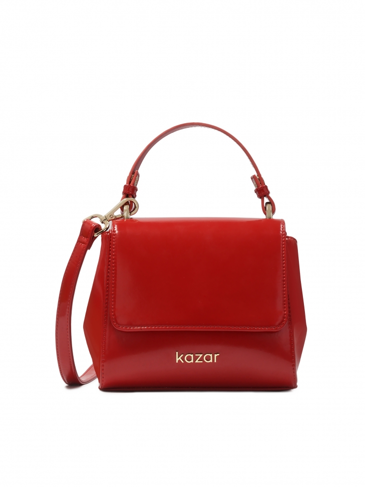 Czerwona torebka kuferek o sztywnej konstrukcji