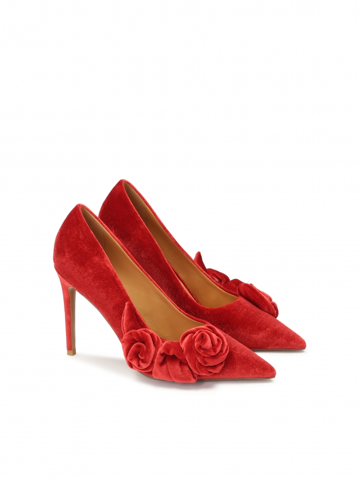 Czerwone czółenka z tkaniny z kwiatami 3D