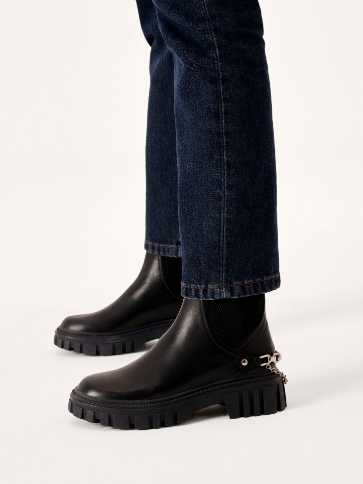 Wsuwane botki z łańcuchem przy pięcie