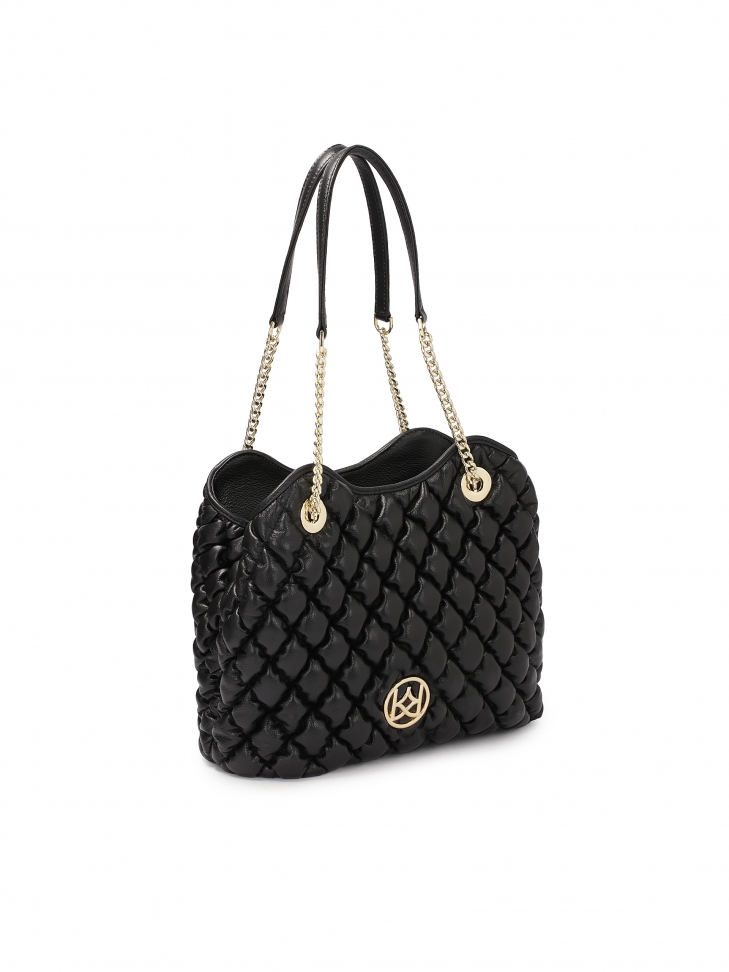 Czarna torebka w pikowany wzór z łańcuchami na ramię