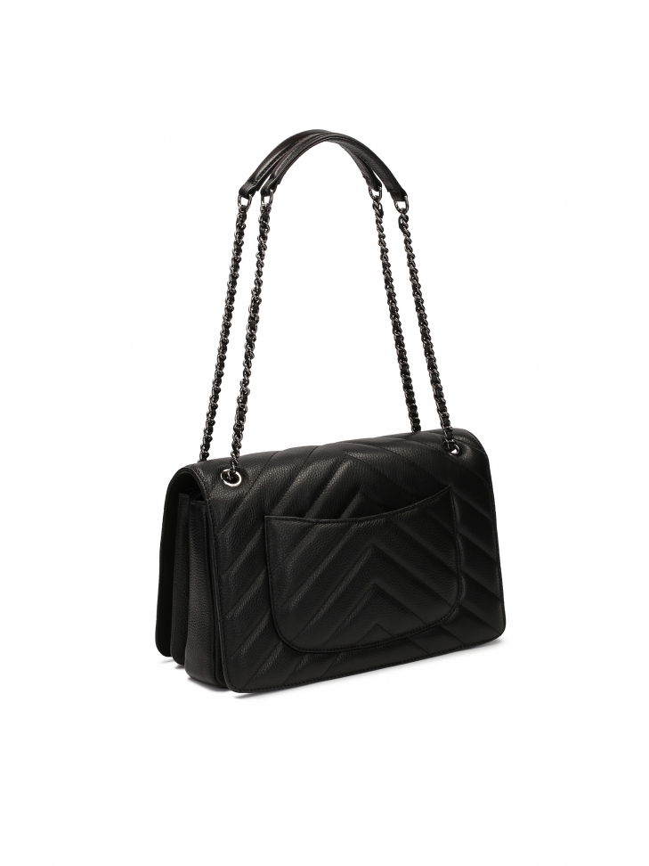 Czarna zdobiona torebka zawieszona na łańcuchu