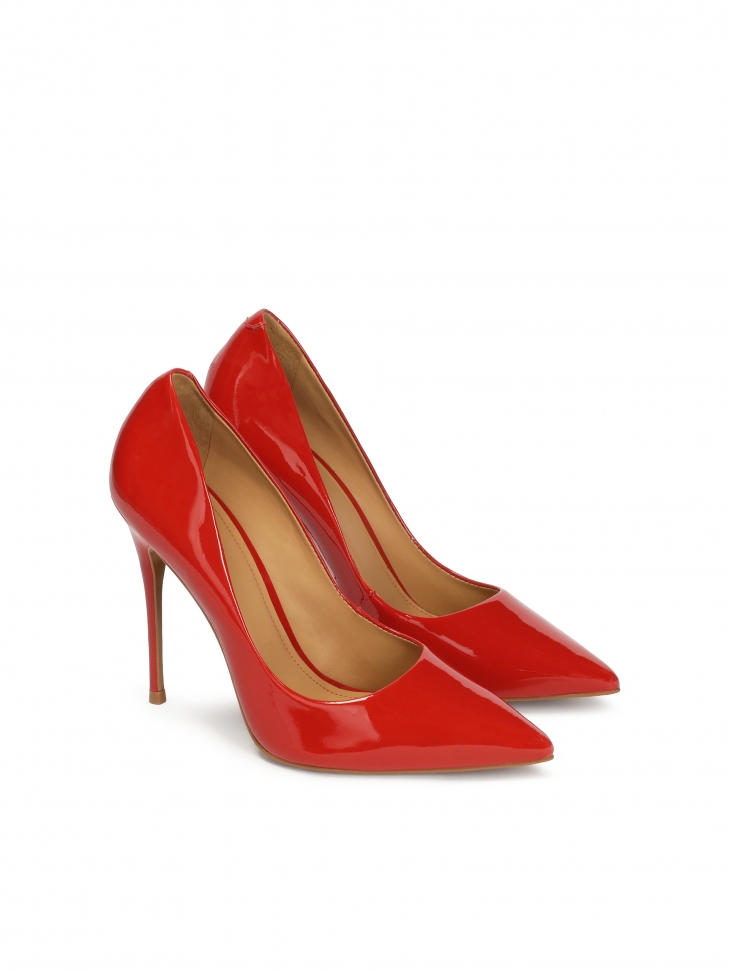 Czerwone lakierowane szpilki na smukłym obcasie
