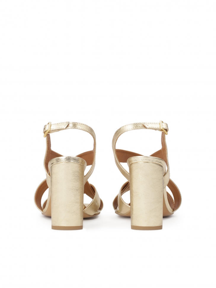 Złote sandały z szerokimi paskami