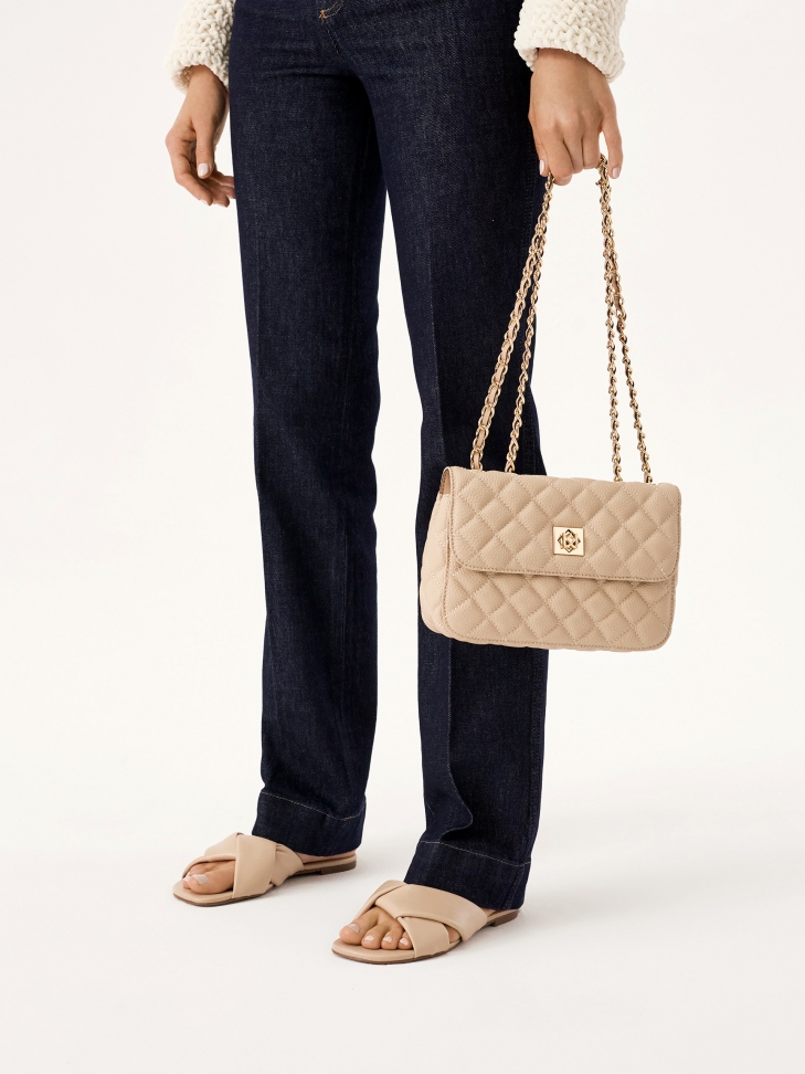 Miękkie skórzane klapki na płaskiej podeszwie