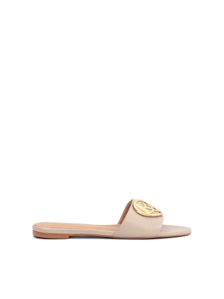 Płaskie skórzane klapki zdobione monogramem