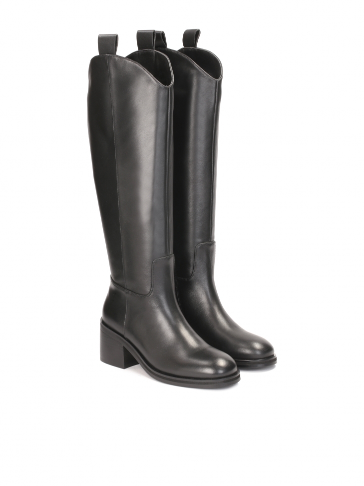 Skórzane kozaki z zaoągloną cholewką i grubym obcasem