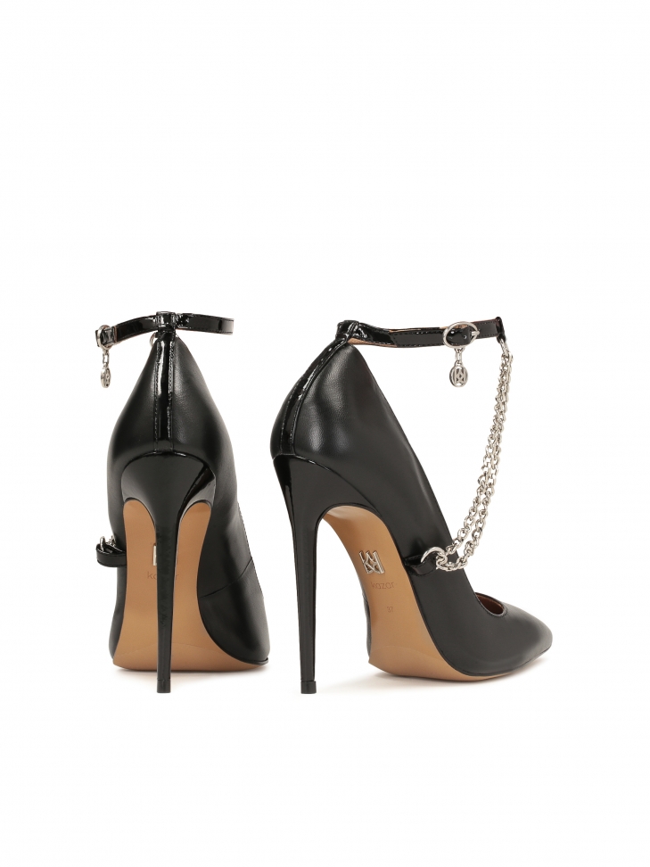 Awangardowe czółenka skórzane z łańcuchem