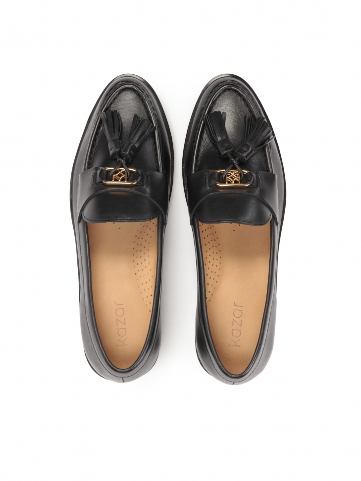 Skórzane półbuty na płaskiej podeszwie ozdobione chwostami