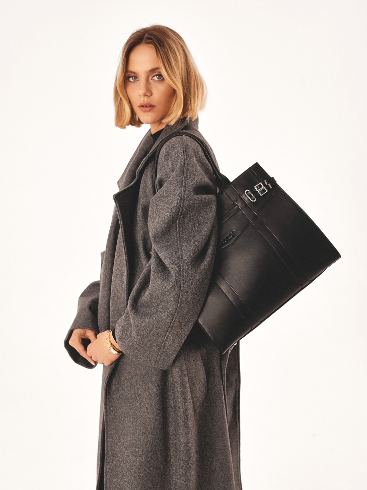 Czarna torebka zdobiona paskami ze sprzączkami