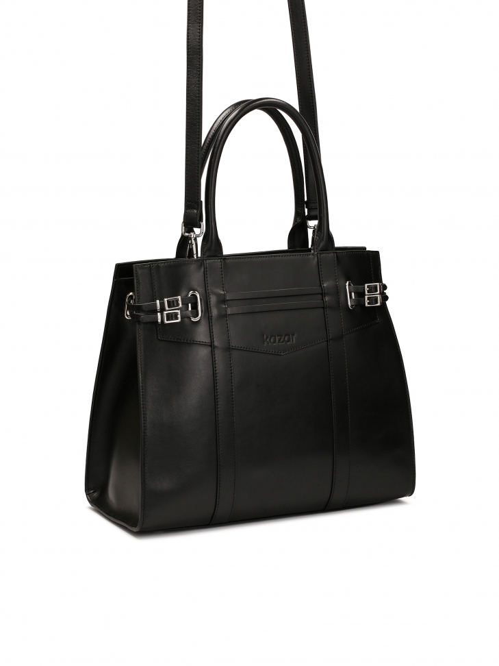 Czarna torebka zdobiona paskami ze sprzączkami