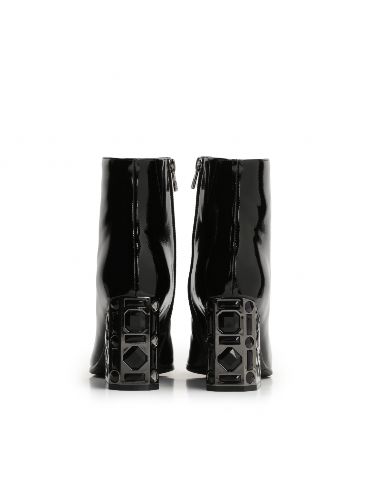 Czarne lakierowane botki z metalowym obcasem ozdobionym yształkami