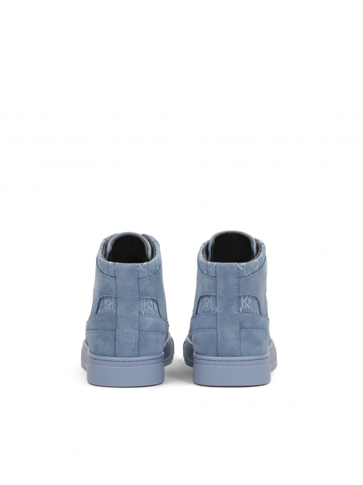 Niebieskie wysokie sneakersy zdobione monogramami