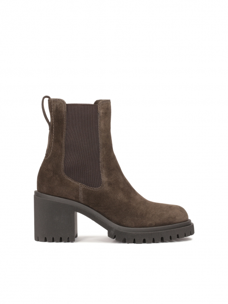 Zamszowe botki na obcasie z gumkami