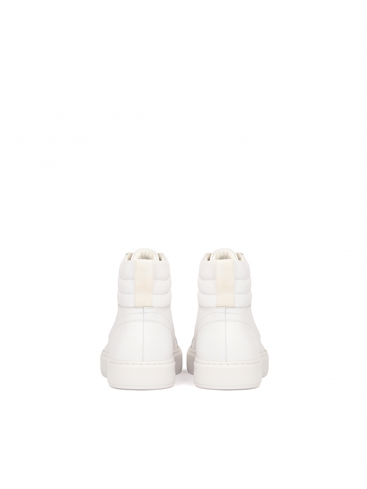 Ponadczasowe białe sneakersy męskie z wysoką cholewką