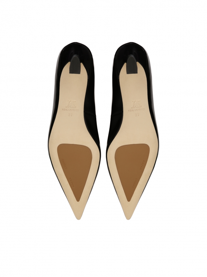 Czarne czółenka z noskiem w szpic na skośnym obcasie