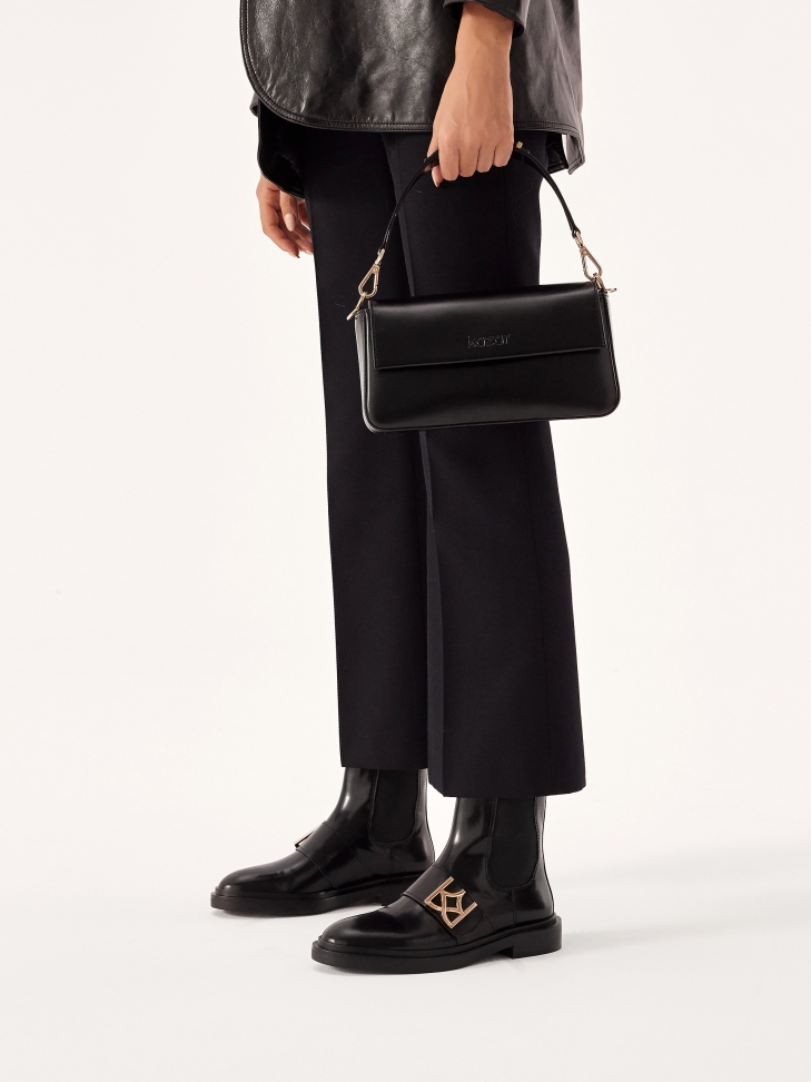 Podłużna mała torebka na pasku z efektownym metalowym detalem