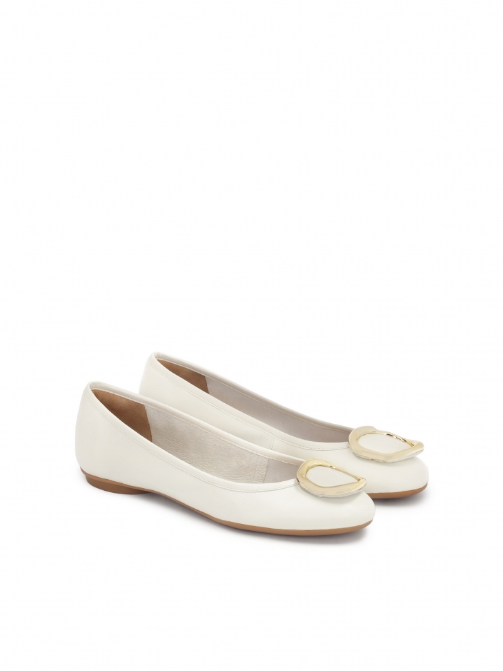 Białe skórzane baleriny zdobione metalową broszką