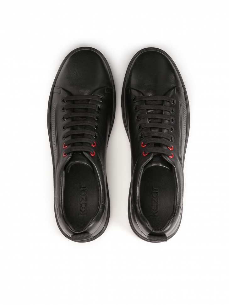 Skórzane czarne sneakersy z perforacją i czerwoną wstawką