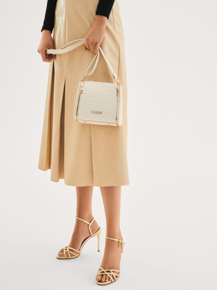 Złote sandały z przeplatanymi paskami