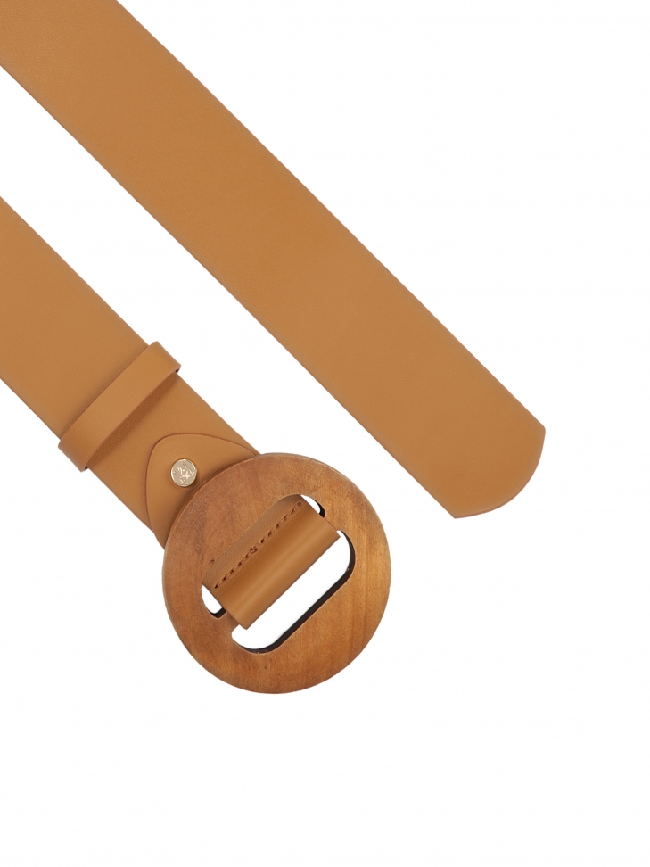 Szeroki skórzany pasek z oągłą drewnianą klamrą