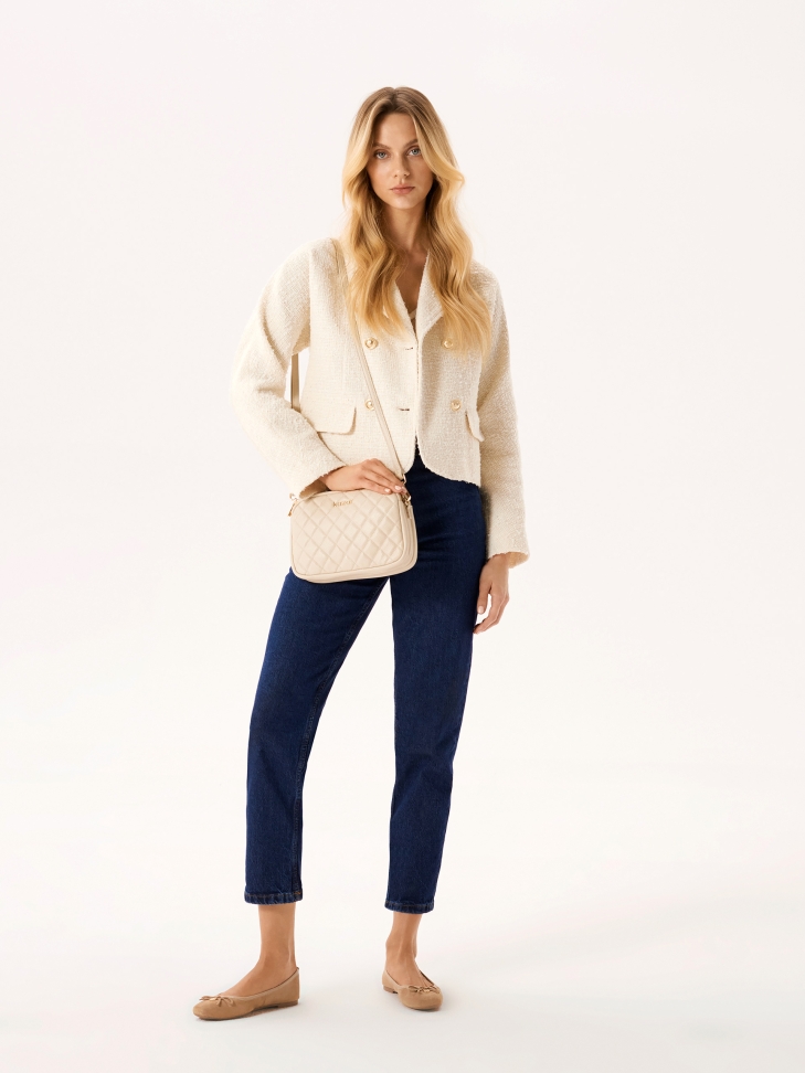 Skórzana torebka na pasku zdobiona pikowaniem