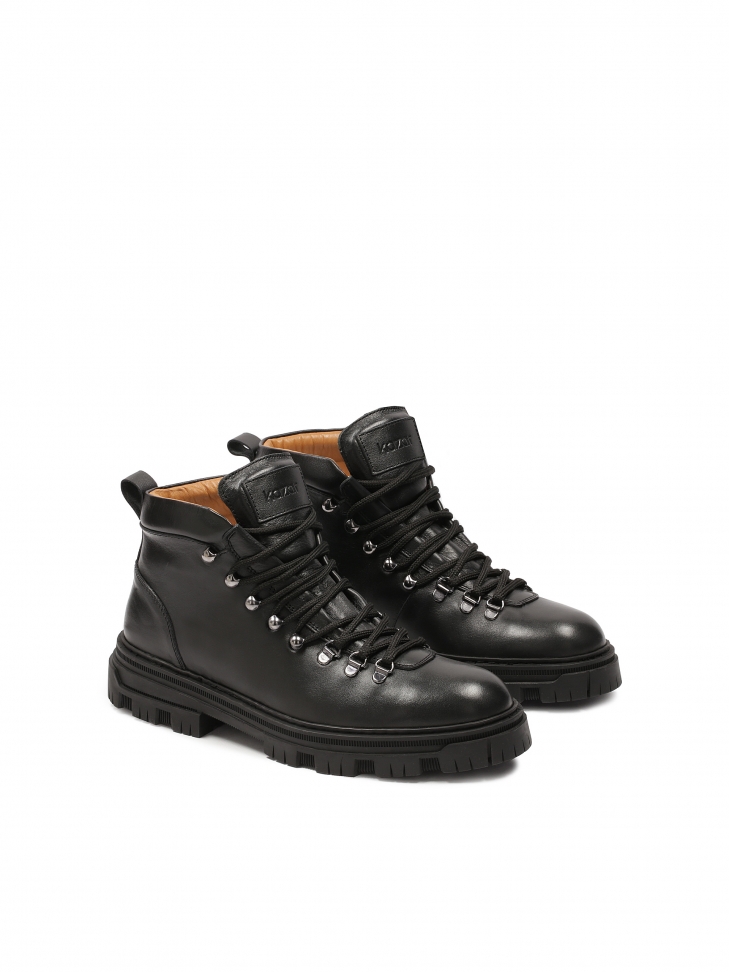 Sznurowane trzewiki na podeszwie z bieżnikiem