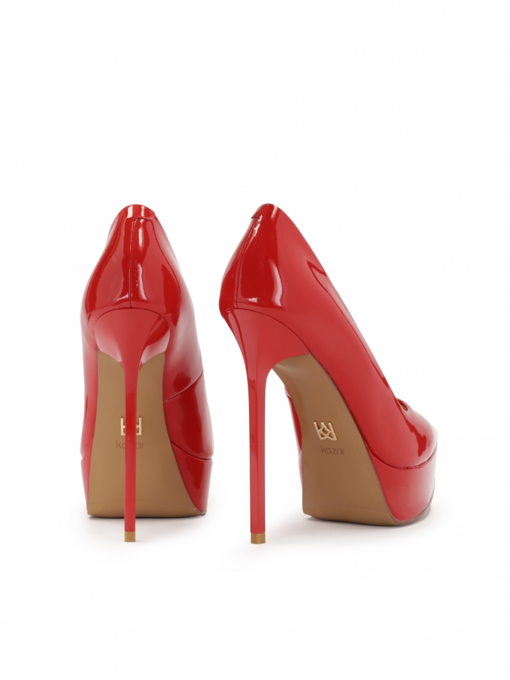Czerwone lakierowane czółenka z platformą