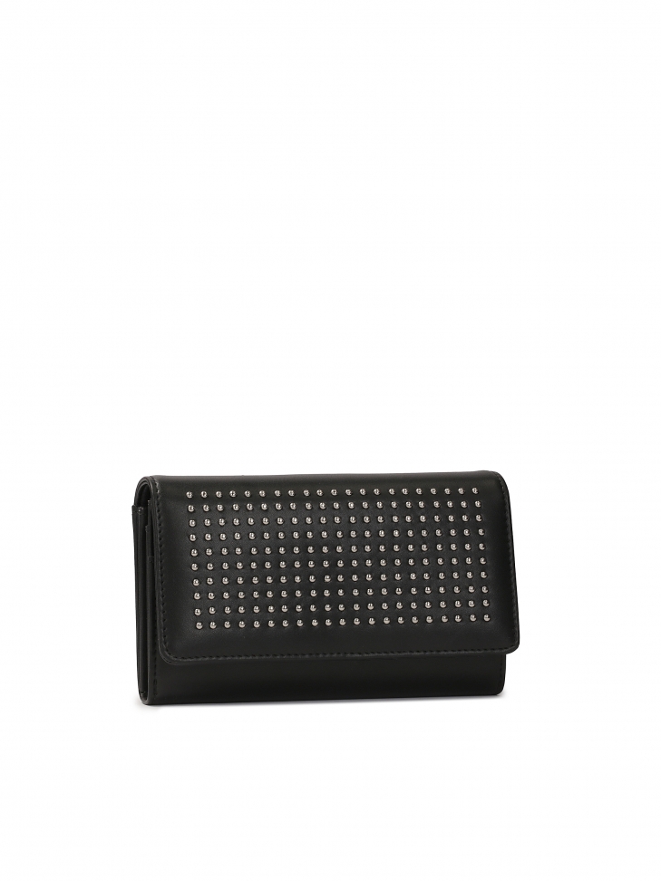 Średniej wielkości czarny portfel z nitami na przodzie