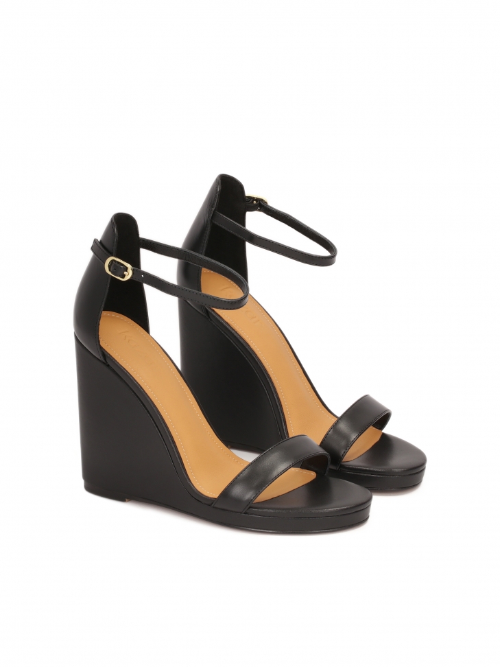 Sandały na koturnie z zaytą piętą