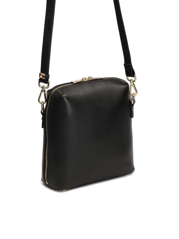 Uniwersalna czarna torebka z metalowymi monogramami