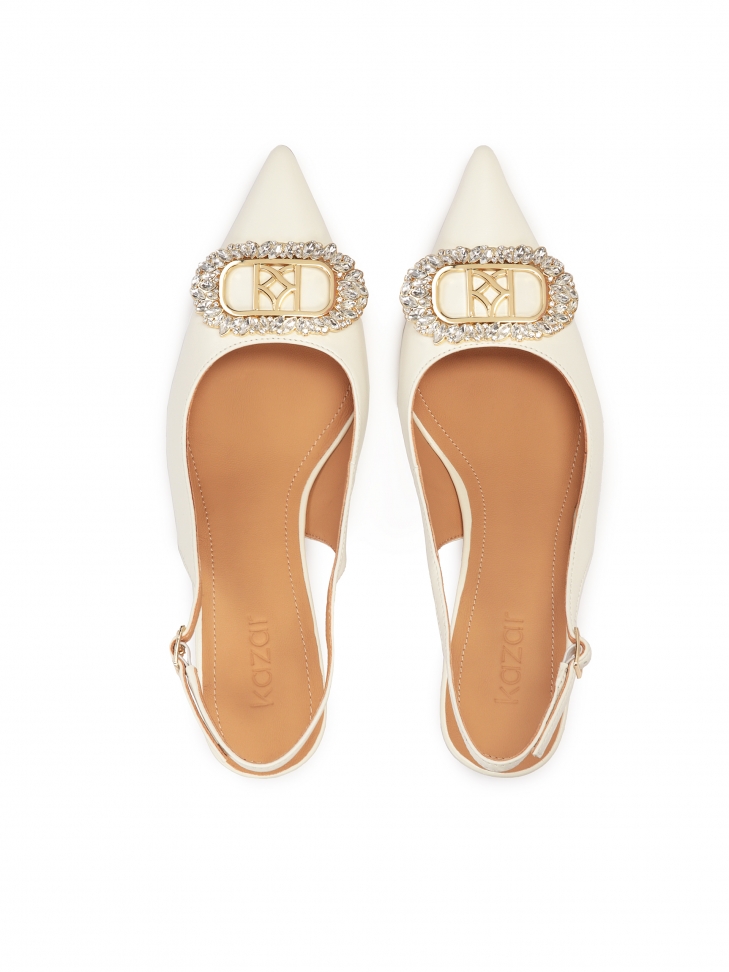 Ślubne czółenka na niskiej szpilce z biżuteryjną ozdobą