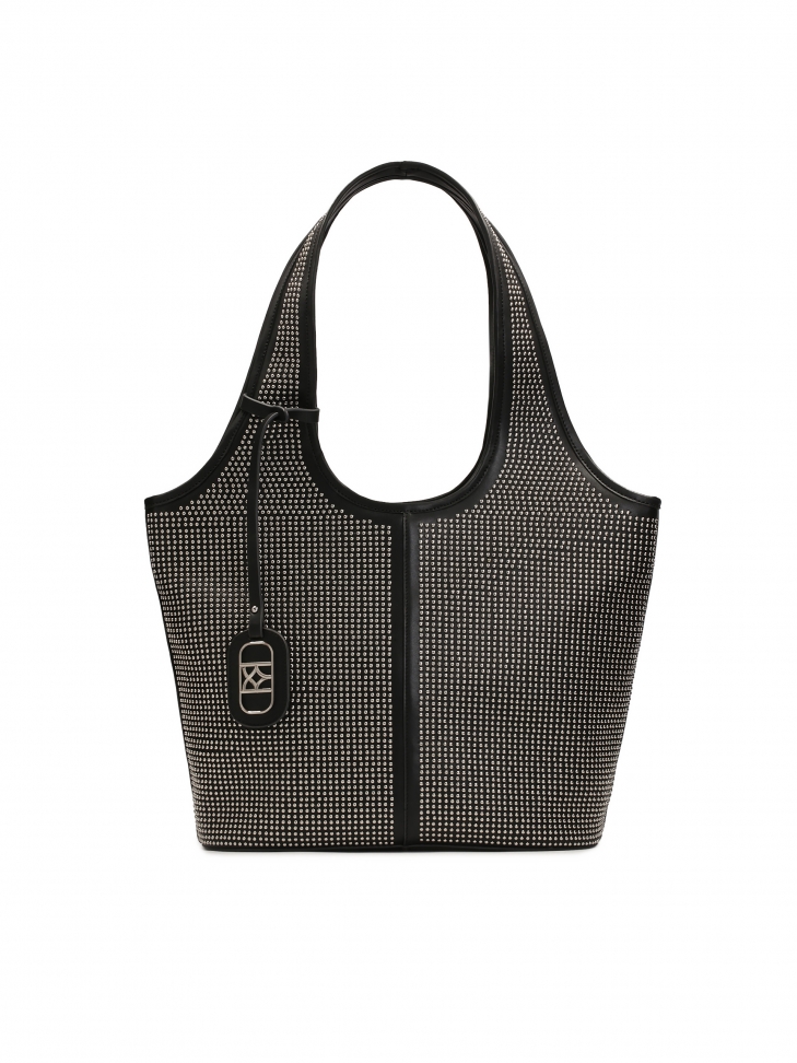 Torebka hobo zdobiona małymi metalowymi nitami