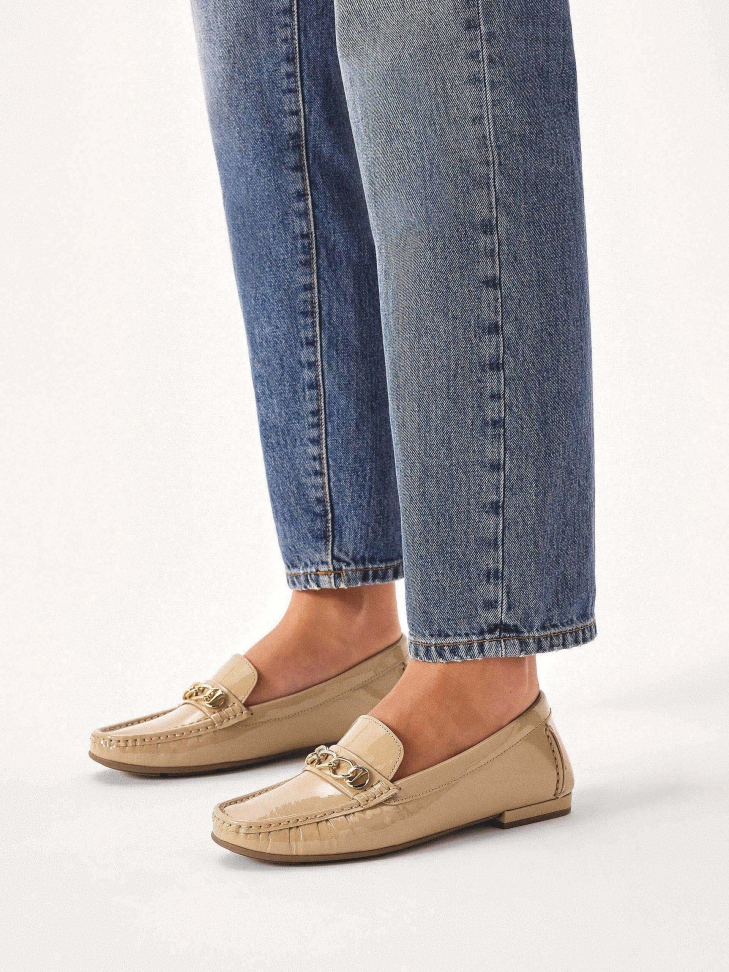 Lakierowane mokasyny z metalowym łańcuchem