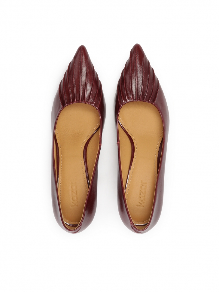 Bordowe czółenka z efektownym karbowaniem na nosku