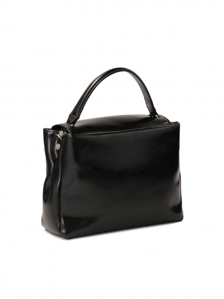 Skórzana torebka z ozdobnym zapięciem