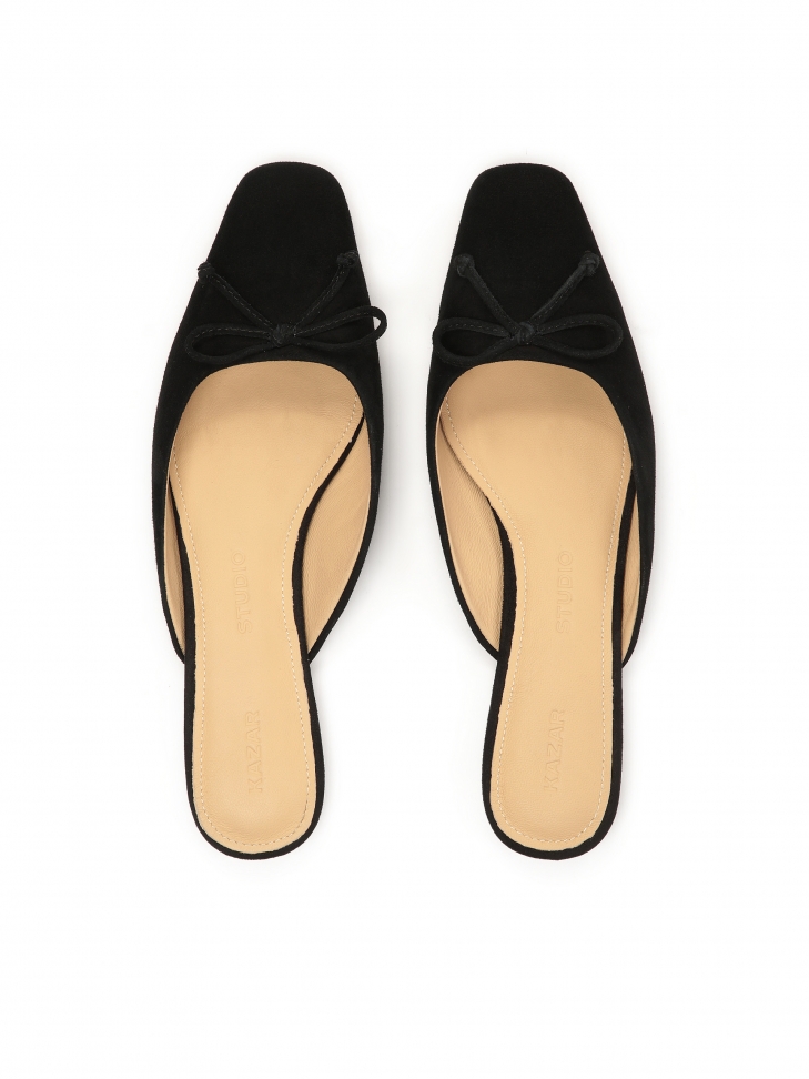 Czarne klapki zamszowe z zaytymi noskami