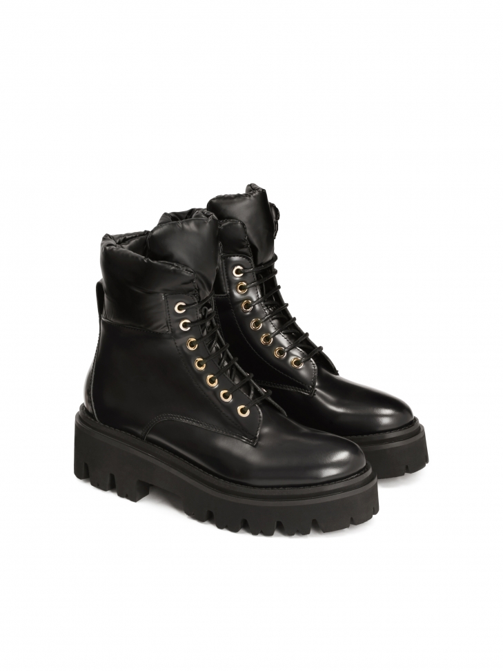 Skórzane trzewiki damskie z paskiem ozdobionym metalowymi literami