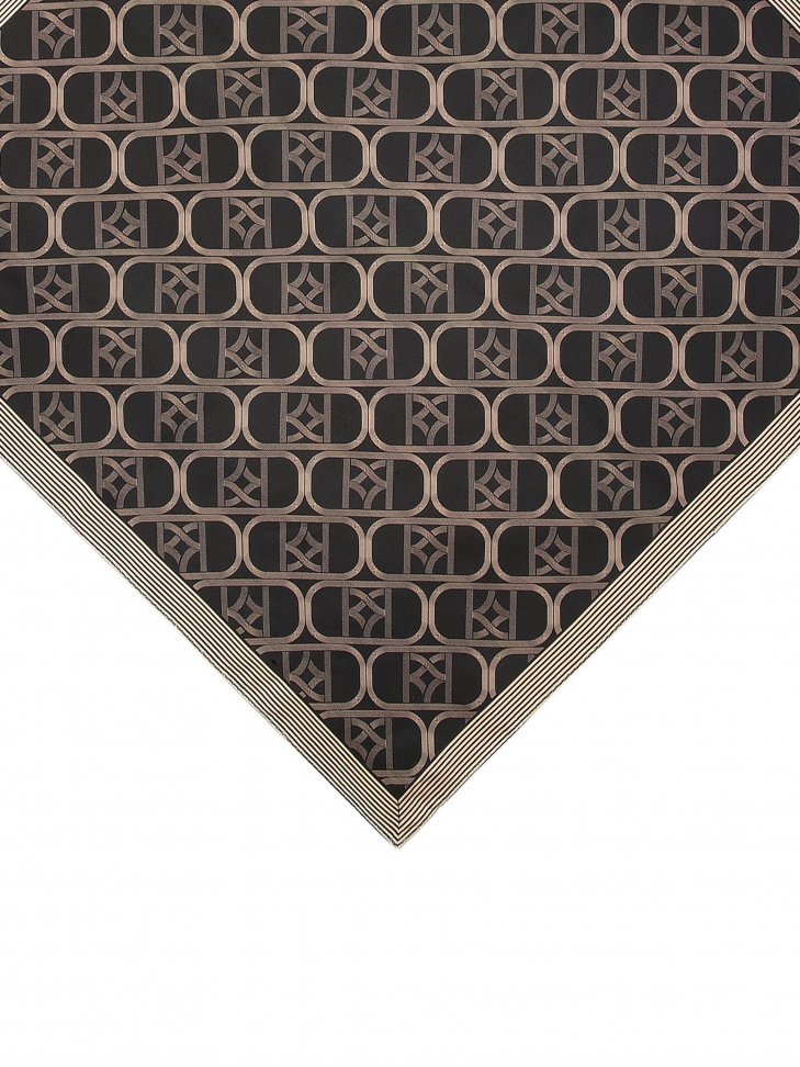 Jedwabna apaszka zdobiona monogramami