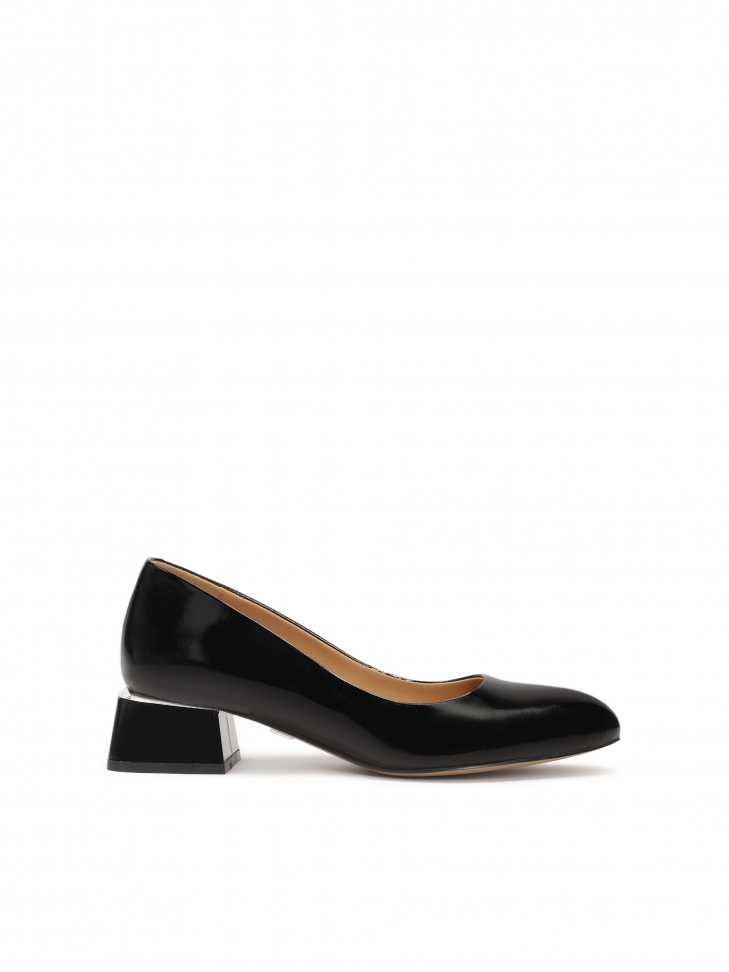 Lakierowane czółenka na niskim szerokim obcasie