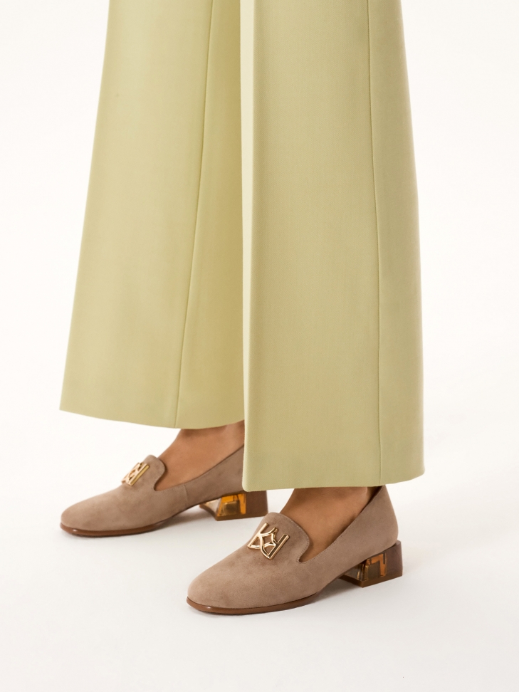 Zamszowe półbuty na zdobionym obcasie