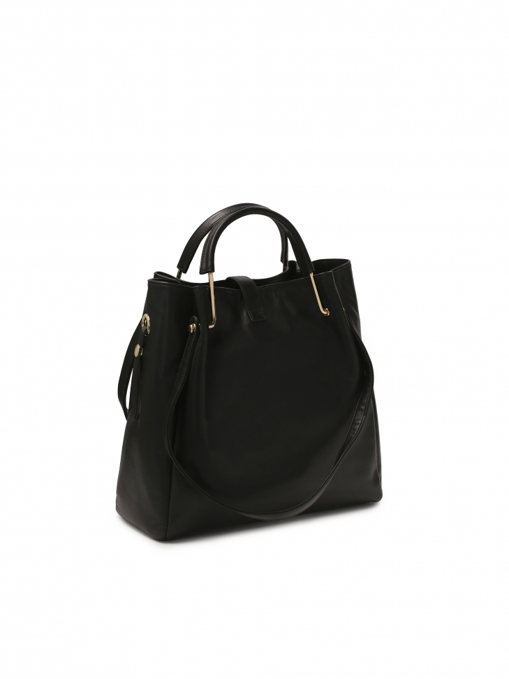 Czarna torebka na ramię i metalowymi uchwytami do ręki