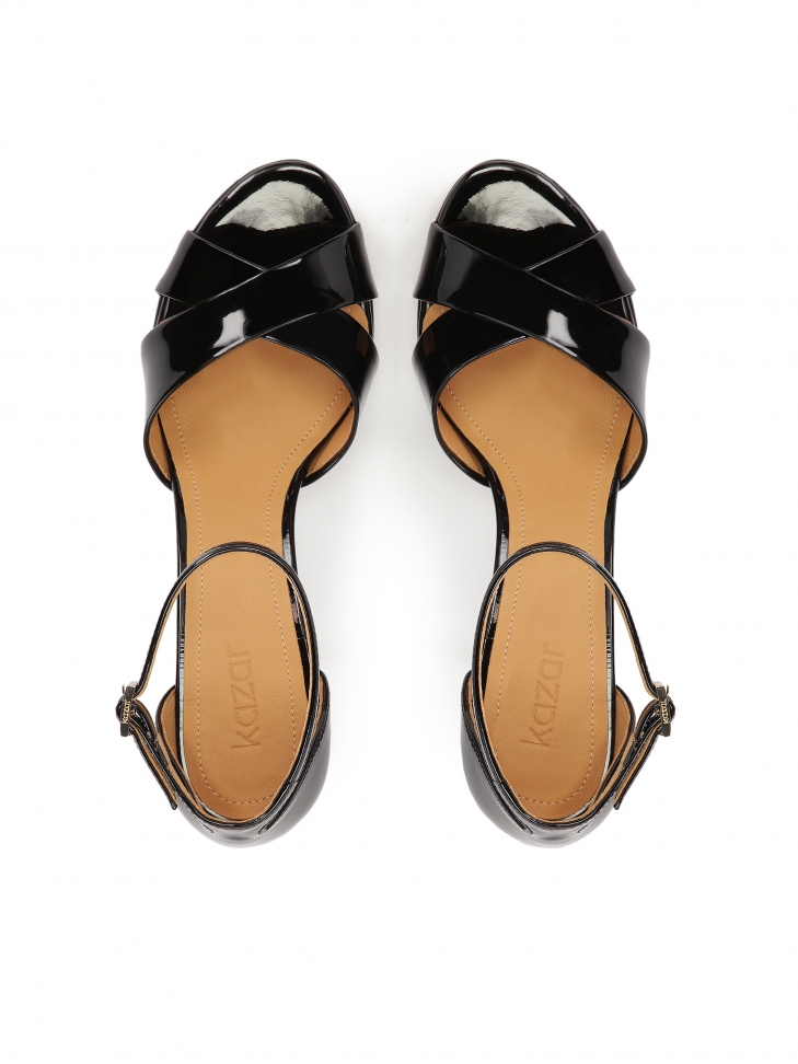 Lakierowane sandały na wysokim obcasie