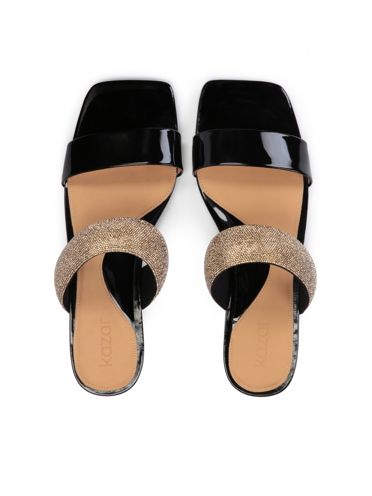 Płaskie skórzane klapki ze zdobieniem