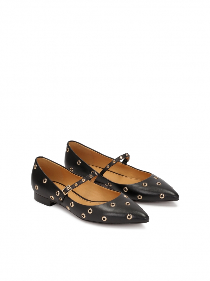 Płaskie czółenka z paskiem i metalowymi oczkami