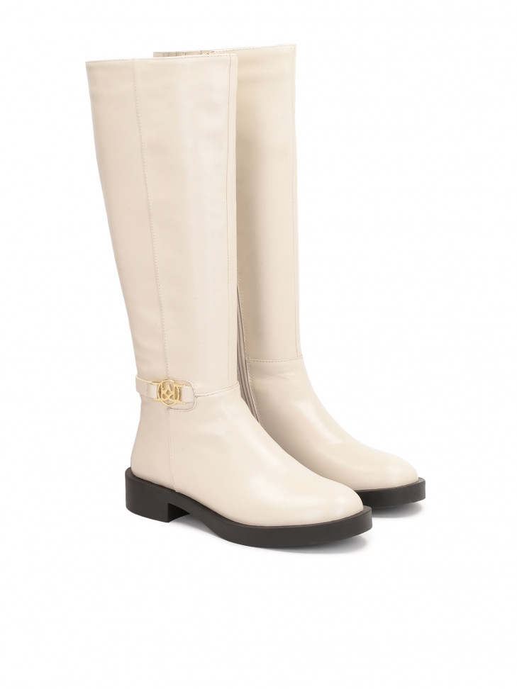 Beżowe kozaki na płaskiej czarnej podeszwie