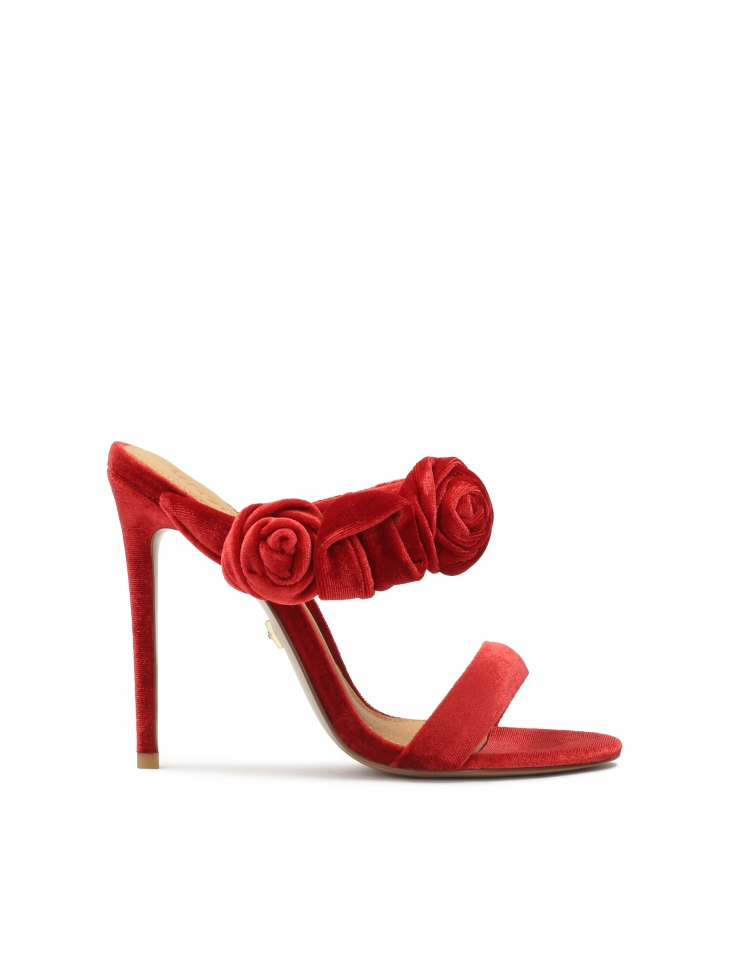 Czerwone klapki z trójwymiarową ozdobą