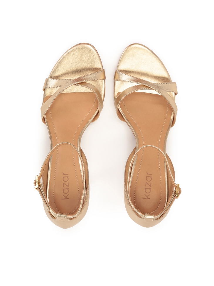 Złote sandały z dwoma zyżującymi się paskami
