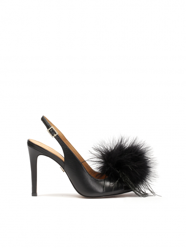 Zabudowane sandały z finezyjnymi piórami